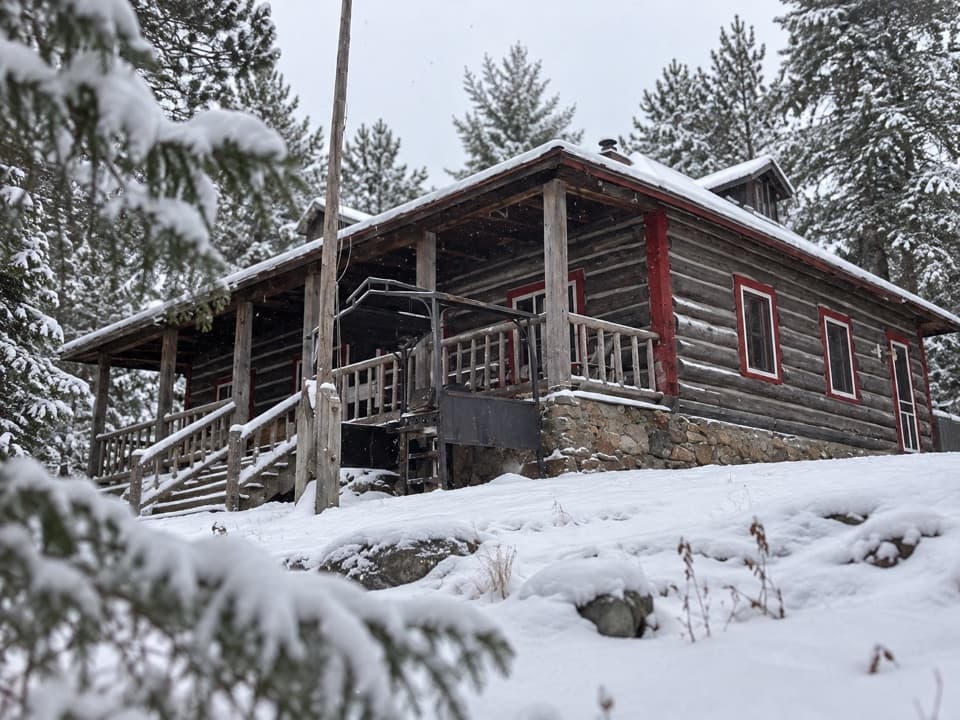 Crooked Chute Ranger Cabin in Algonquin Provincial Park