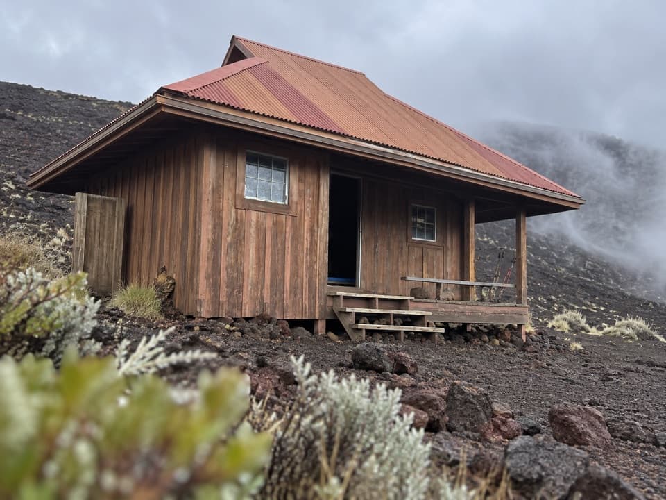 Puʻuʻulaʻula (Red Hill) Cabin in Hawaiʻi Volcanoes National Park