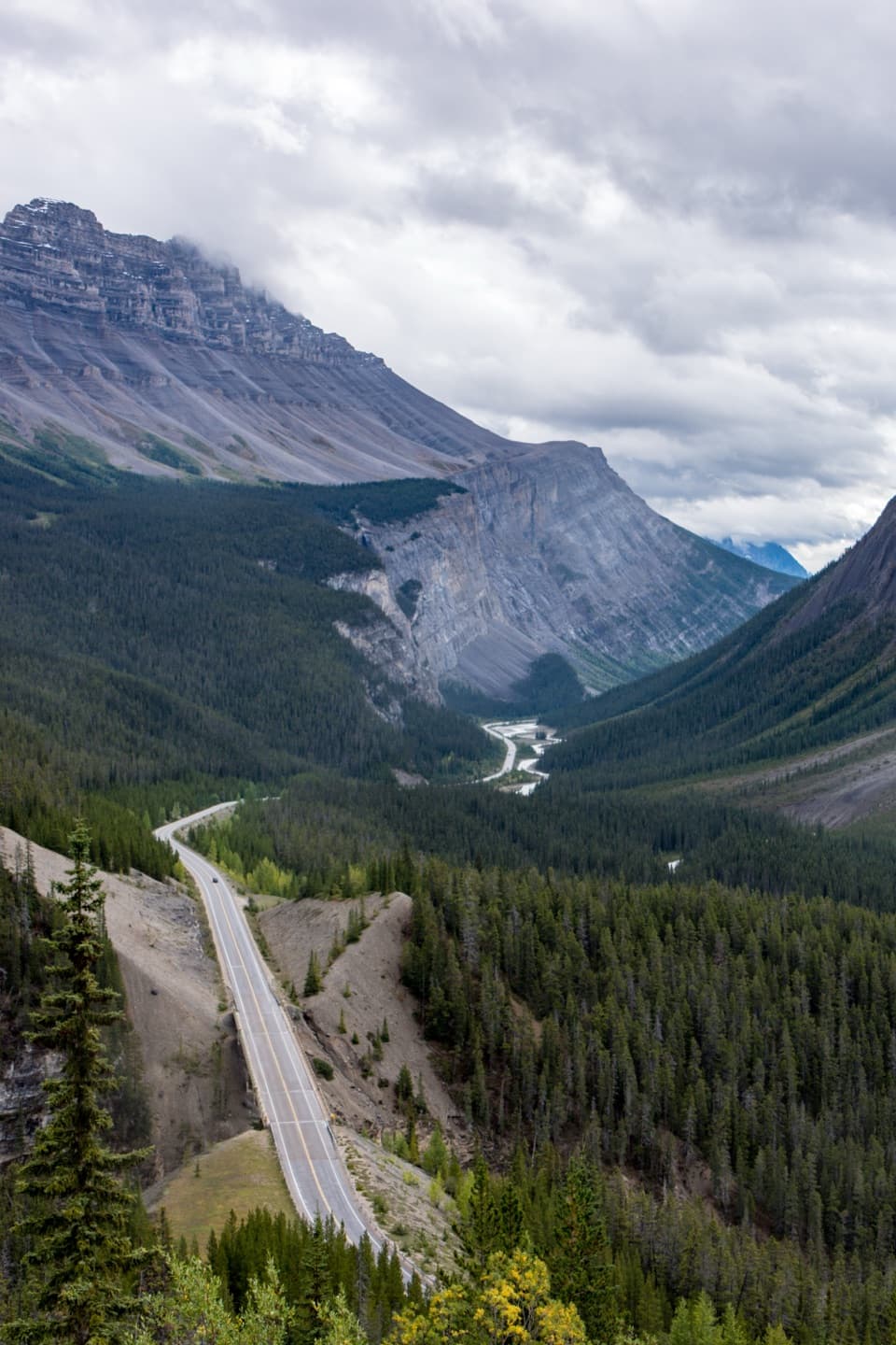Big Bend Viewpoint in Icefields Parkway (Highway 93)